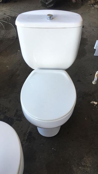 Varios inodoros Roca