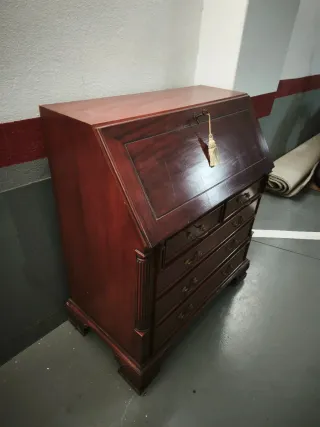 Escritorio antiguo de madera
