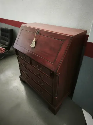 Escritorio antiguo de madera