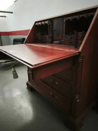 Escritorio antiguo de madera