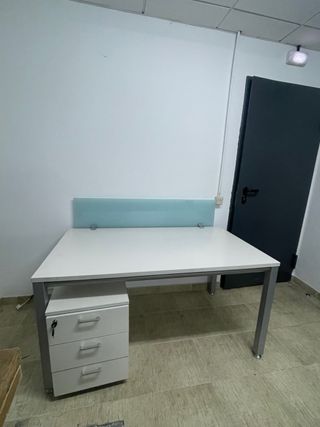 Tavolo da ufficio completo