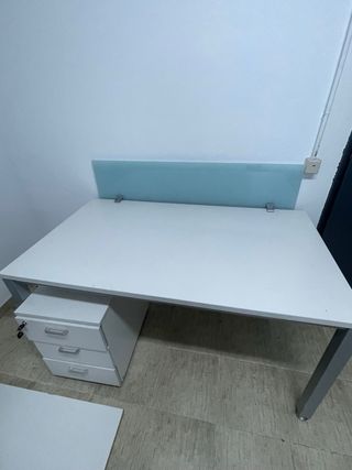 Tavolo da ufficio completo