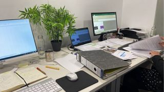 Tavolo da ufficio completo