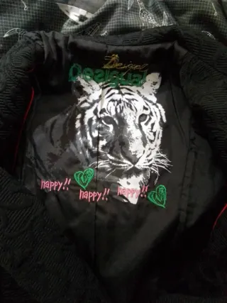 Abrigo Desigual Negro con Estampado Multicolor