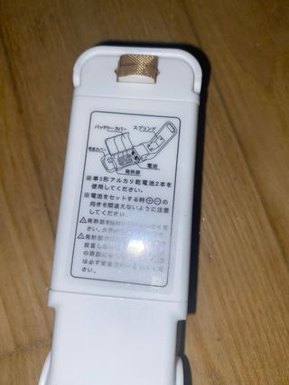 Batedor de arame e grampeador branco