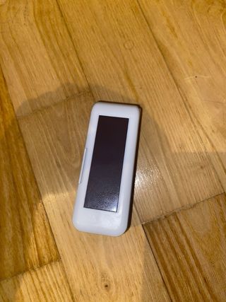 Batedor de arame e grampeador branco