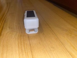 Batedor de arame e grampeador branco