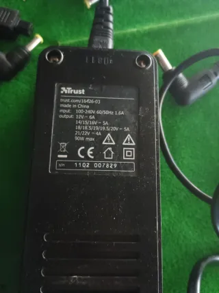 Cargador Universal Trust