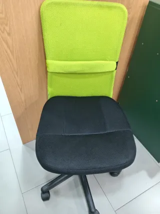 Silla de oficina verde y negra