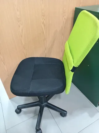 Silla de oficina verde y negra