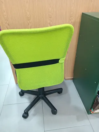Silla de oficina verde y negra