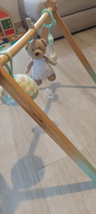 Gimnasio de actividades de madera para bebés mint.