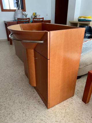 Mueble de baño madera con lavabo y toallero