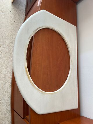 Mueble de baño madera con lavabo y toallero