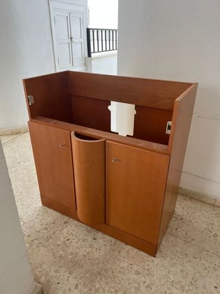 Mueble de baño madera con lavabo y toallero