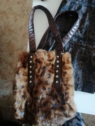 Minifalda, cubre-hombros y bolso