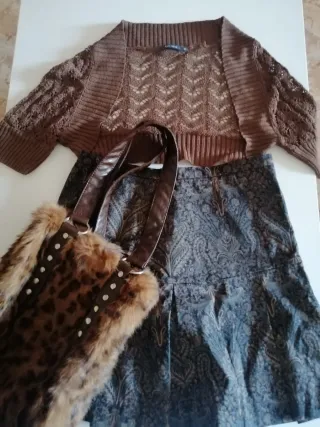 Minifalda, cubre-hombros y bolso