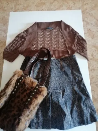 Minifalda, cubre-hombros y bolso
