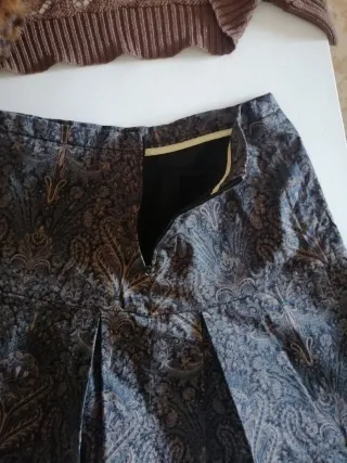 Minifalda, cubre-hombros y bolso