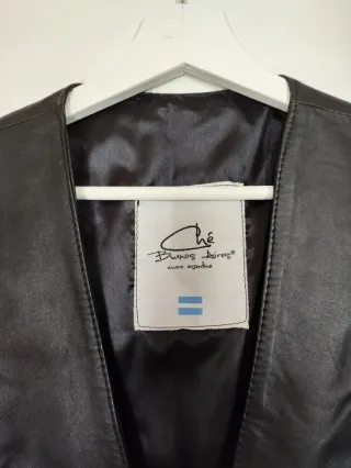 Chalecos de cuero marrón y negro