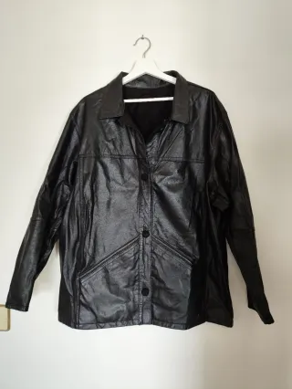 Chalecos de cuero marrón y negro