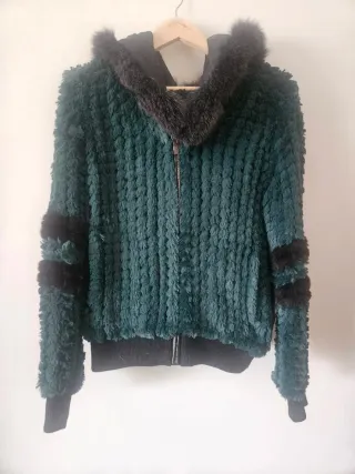 Abrigo de pelo verde y negro