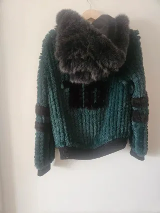 Abrigo de pelo verde y negro