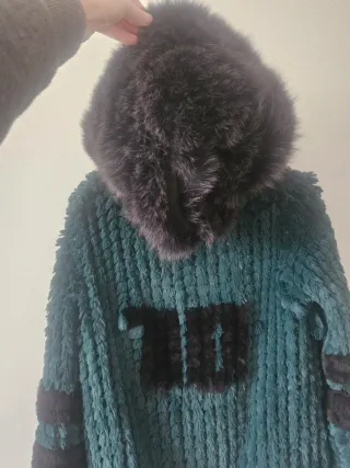 Abrigo de pelo verde y negro