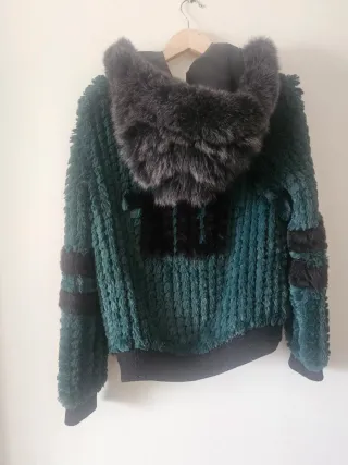 Abrigo de pelo verde y negro