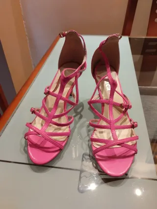 Sandalias rosas de tacón