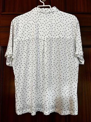 Blusa blanca con puntos negros