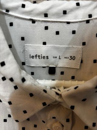 Blusa blanca con puntos negros