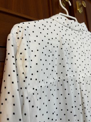 Blusa blanca con puntos negros