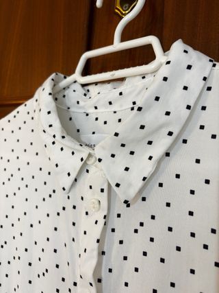 Blusa blanca con puntos negros