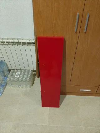 Estantería roja y marrón