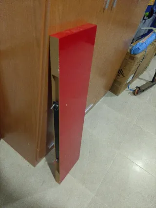 Estantería roja y marrón