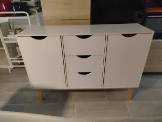 Mueble blanco con patas de madera