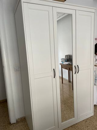 Armario blanco con puerta espejo
