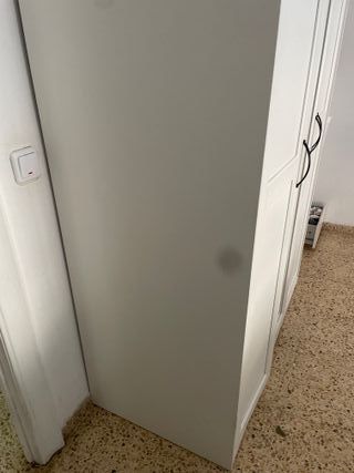Armario blanco con puerta espejo