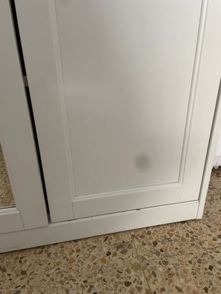 Armario blanco con puerta espejo