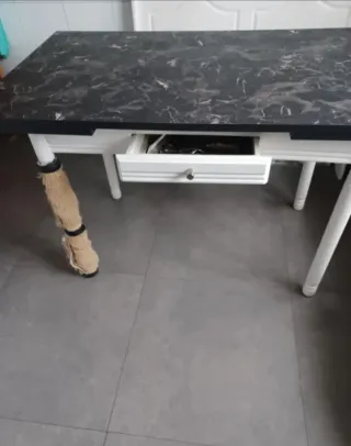 Mesa de cocina extensible negra y blanca