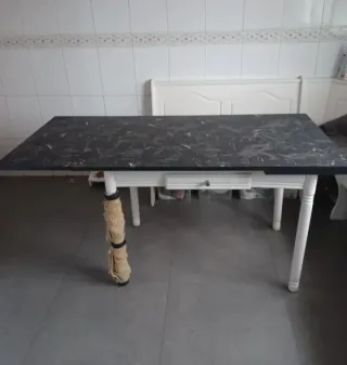 Mesa de cocina extensible negra y blanca