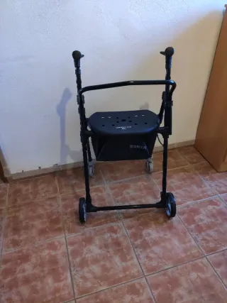 Andador plegable con asiento, bolsa y frenos