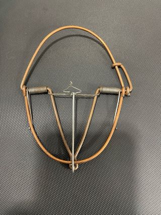 Trampa decorativa de metal