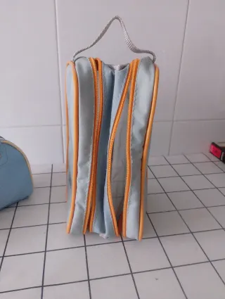 Dos neceseres de viaje