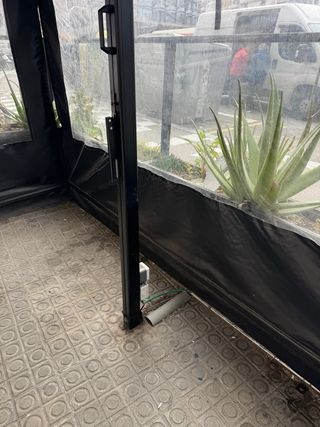 Sombrillas para terraza de bar con macetas