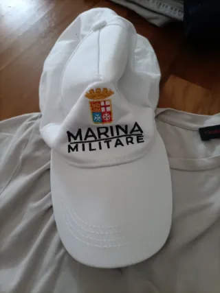 Maglia Trussardi e cappellino Marina Militare