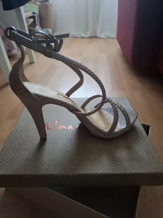 Sandalias de tacón beige