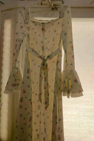 Vestido floral manga acampanada