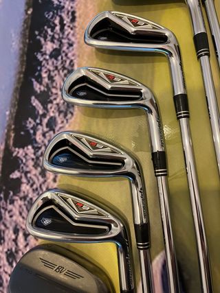 TaylorMade R9 Tour Hierros & Titleist Vokey Wedges